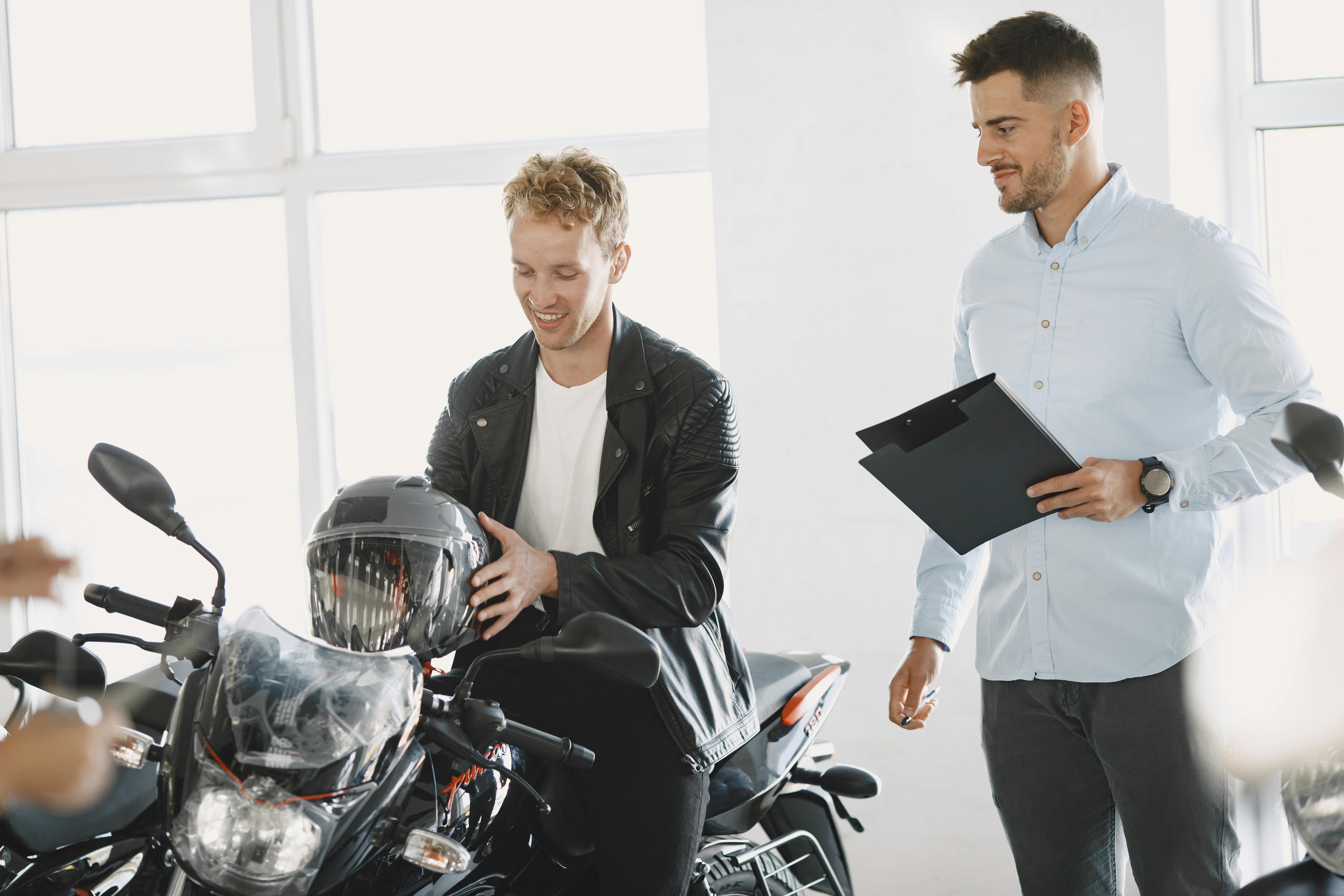Técnico revisando una moto de segunda mano